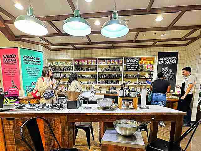 ニューヨークのカラフルなソープショップ「LUSH」 - Petite New York