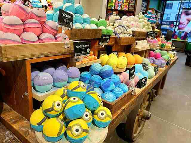 ニューヨークのカラフルなソープショップ「LUSH」 - Petite New York