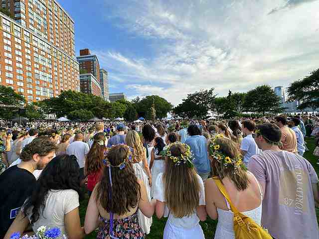 ニューヨーク 楽しい夏至のスウェーデンの花かんむりのお祭り ミッド
