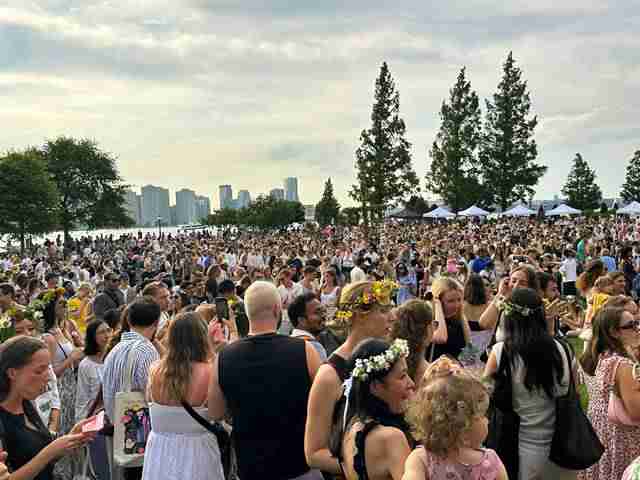 ニューヨーク 楽しい夏至のスウェーデンの花かんむりのお祭り ミッド