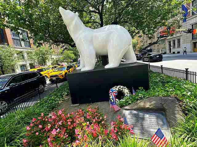 NYCパークアヴェニューに巨大な可愛い動物たち クマやゴリラが登場