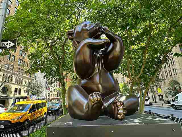 NYCパークアヴェニューに巨大な可愛い動物たち クマやゴリラが登場