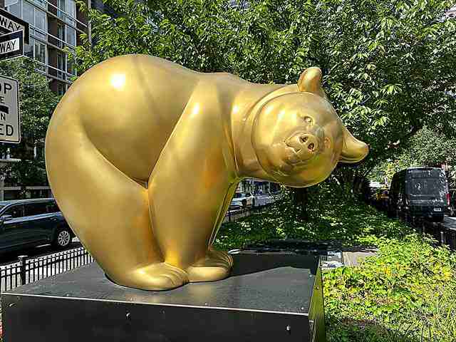 NYCパークアヴェニューに巨大な可愛い動物たち クマやゴリラが