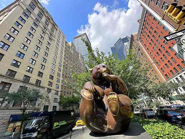 NYCパークアヴェニューに巨大な可愛い動物たち クマやゴリラが登場