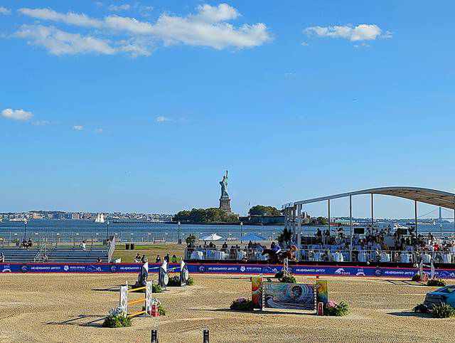 アンビーユ　競馬場 自由の女神と美しい馬の絶景イベント！LGCT New York - Petite New York