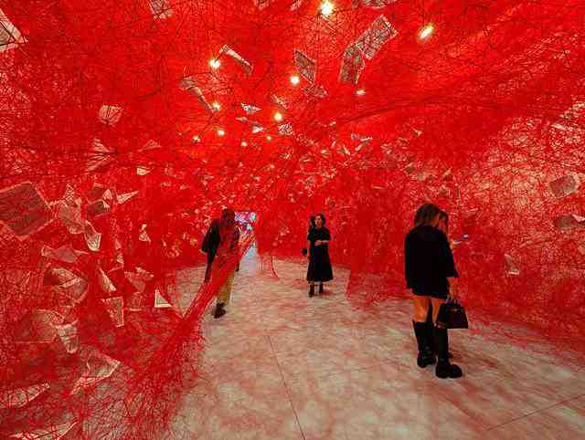無数の赤い糸が圧巻！血を模したインスタレーションアート