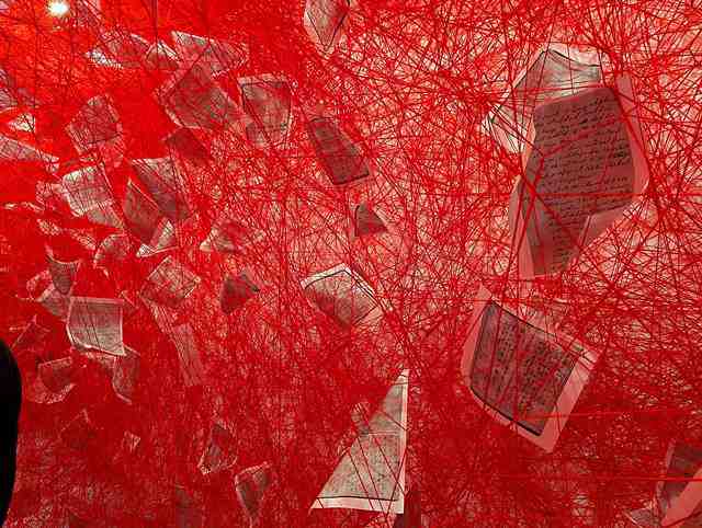 絵　（コンガラガッタ赤い糸） 恐ろしいほど美しい絹糸アート】 東京都現代美術館で開催中の「MOT