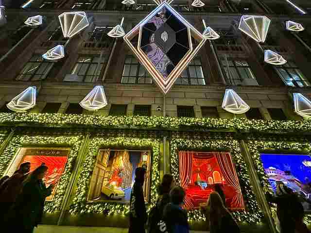 サックスフィフスアヴェニュー かわいいクリスマスウィンドウ