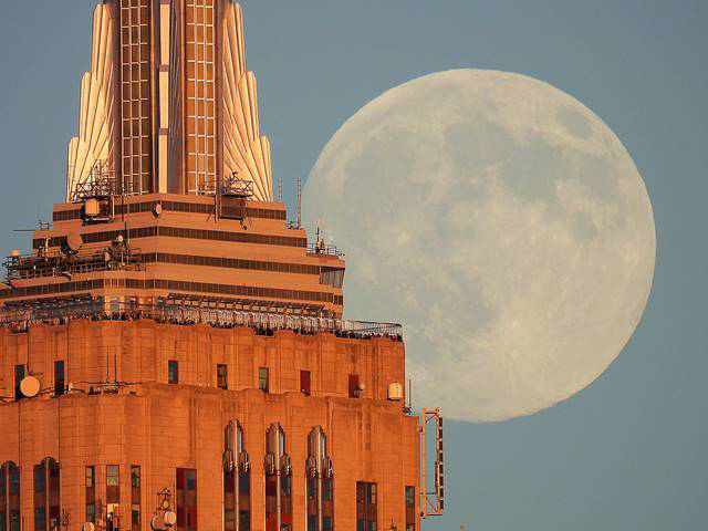 巨大なスーパームーン！エンパイアステートビルと一緒に ニューヨーク