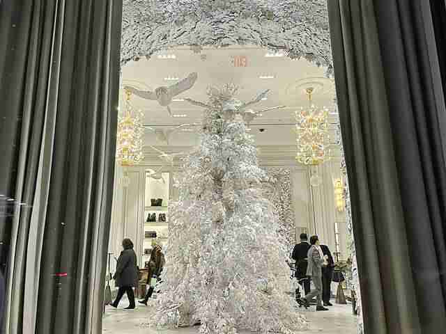 ニューヨーク五番街 バーグドルフグッドマンの美しく幻想的なホリデー