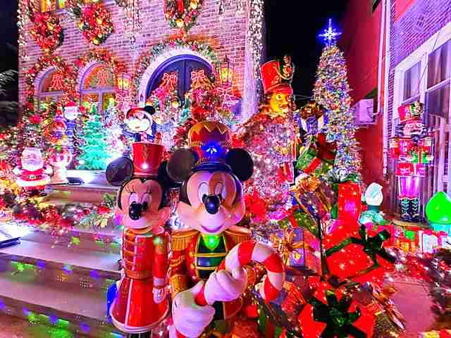 ブルックリンの知る人ぞ知る豪華なクリスマスデコレーションの家