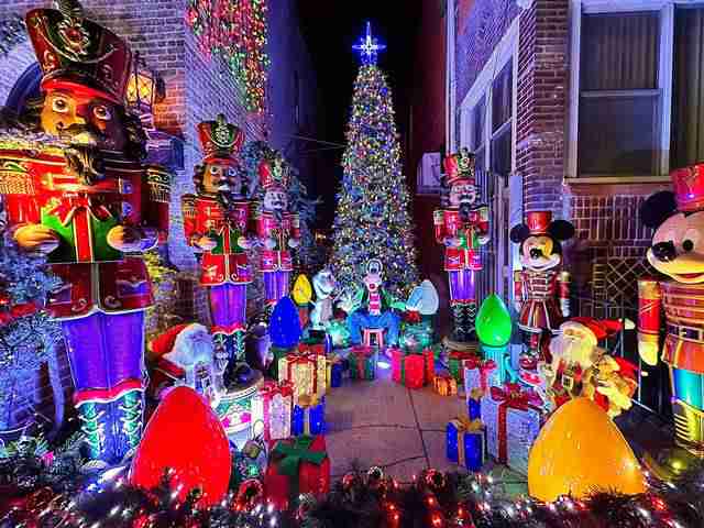 ブルックリンの知る人ぞ知る豪華なクリスマスデコレーションの家