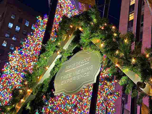 ロックフェラーセンターの最高に美しいクリスマスツリー！大混雑の