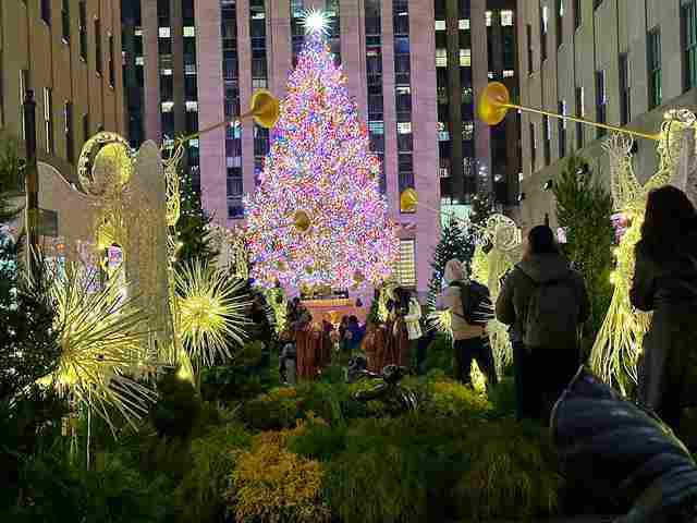 ロックフェラーセンターの最高に美しいクリスマスツリー！大混雑の