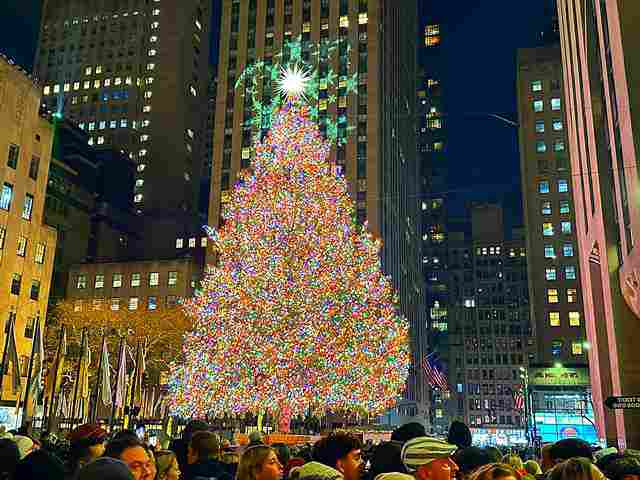ロックフェラーセンターの最高に美しいクリスマスツリー！大混雑の