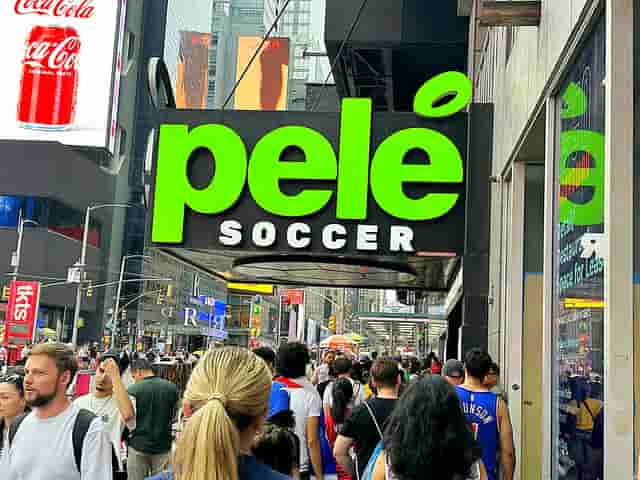 ニューヨークタイムズスクエアの人気サッカーストア 伝説のブラジル人